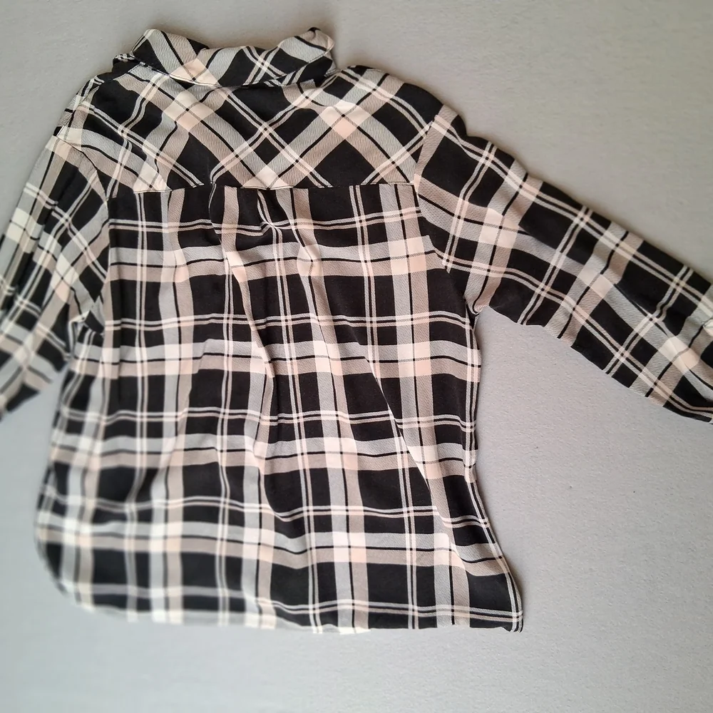 TORRID SIZE 00 Black & Cream Plaid Button-Front Shirt - Picture 7 of 7